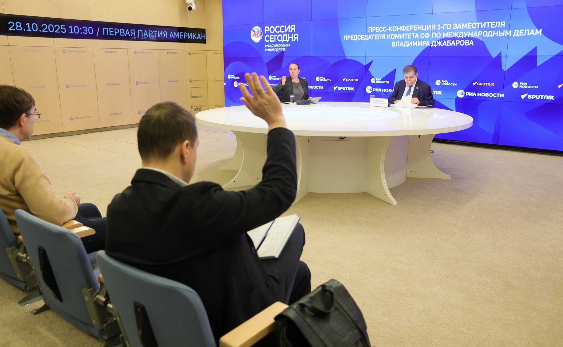 В ММПЦ «Россия сегодня» прошла пресс-конференция председателя Комиссии СФ по защите государственного суверенитета и предотвращению вмешательства во внутренние дела РФ Владимира Джабарова о приоритетах и задачах, стоящих перед Комиссией