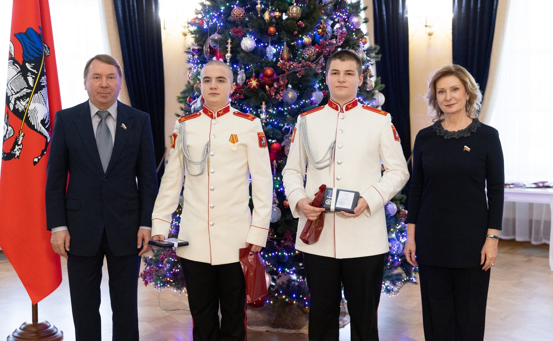 Инна Святенко и Владимир Кожин вручили награды детям-героям