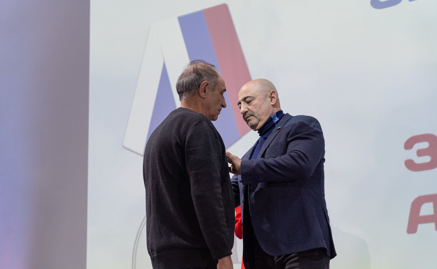 Александр Вайнберг и Ольга Щетинина совместно с представителями Всероссийского общественного движения «Отцы России» вручили медали общественного признания «Отец солдата»