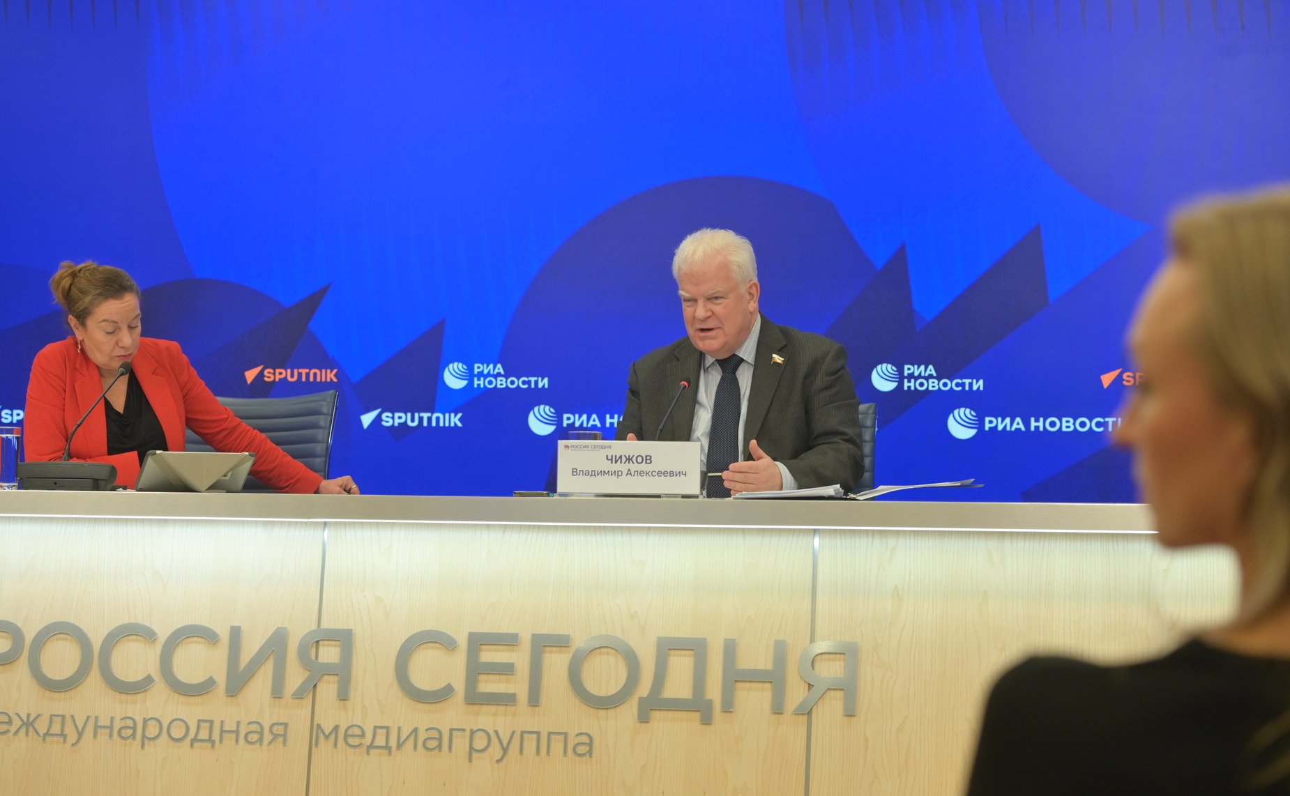 В пресс-центре МИА «Россия сегодня» состоялась пресс-конференция первого заместителя председателя Комитета СФ по обороне и безопасности Владимира Чижова, в ходе которой были обсуждены отношения России с ЕС и НАТО