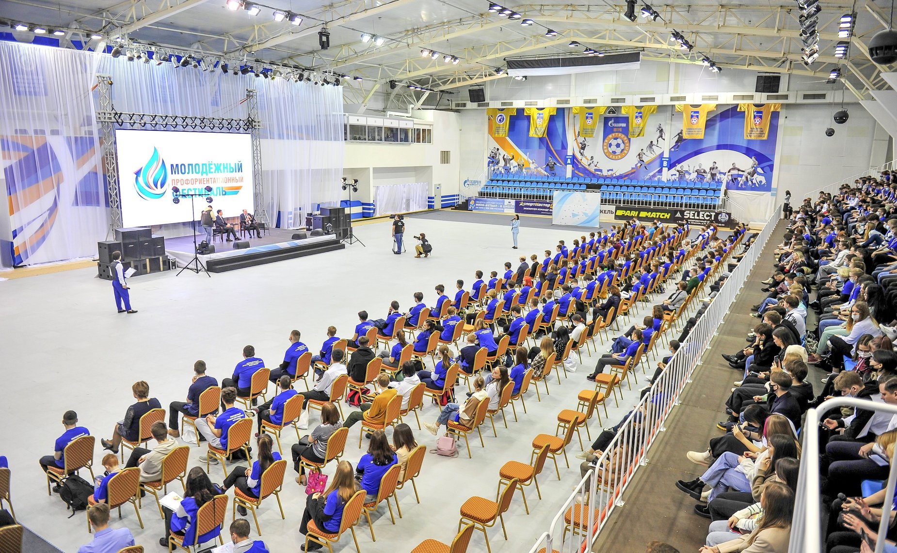 Эдуард Исаков в рамках региональной недели посетил молодежный профориентационный фестиваль в городе Югорске