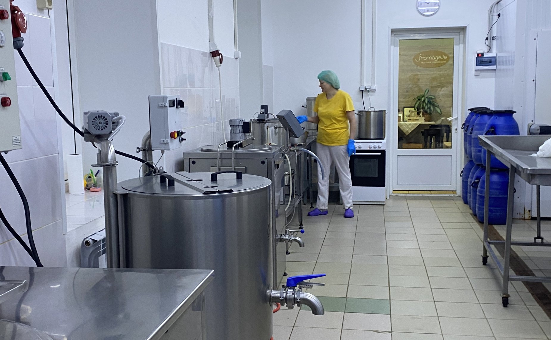 Олег Алексеев в ходе работы в регионе посетил сыроварню