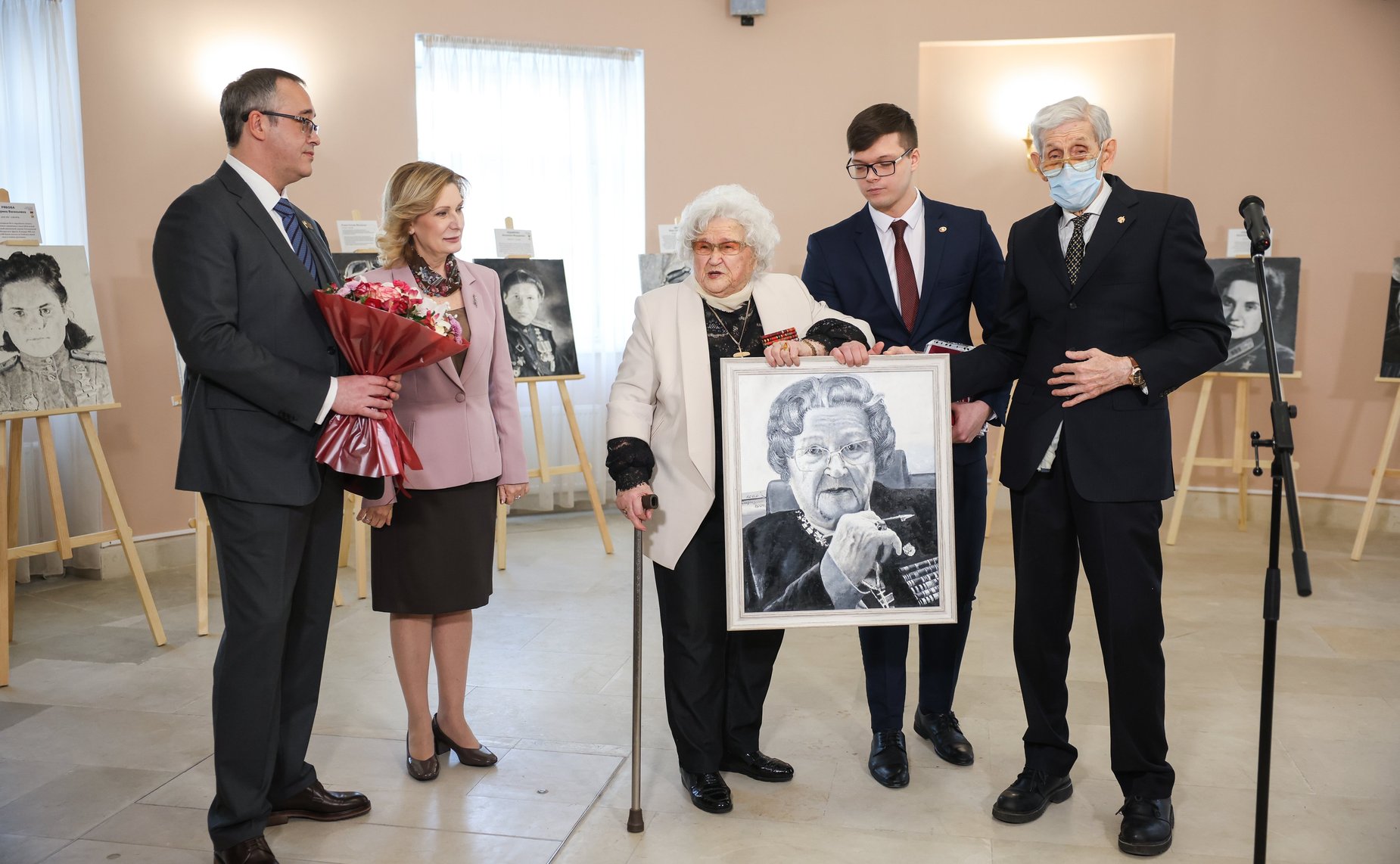 Инна Святенко приняла участие в открытии в Московском парламентском центре выставки «Прекрасный полк» Асара Сафиулина (фото пресс-служба Московской городской Думы)