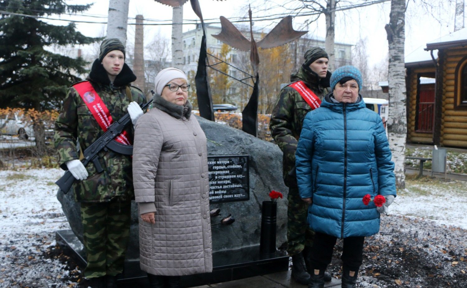 Виктор Павленко принял участие в открытии памятного знака «Солдатским матерям» на Архангельском мемориале «Площадь памяти»