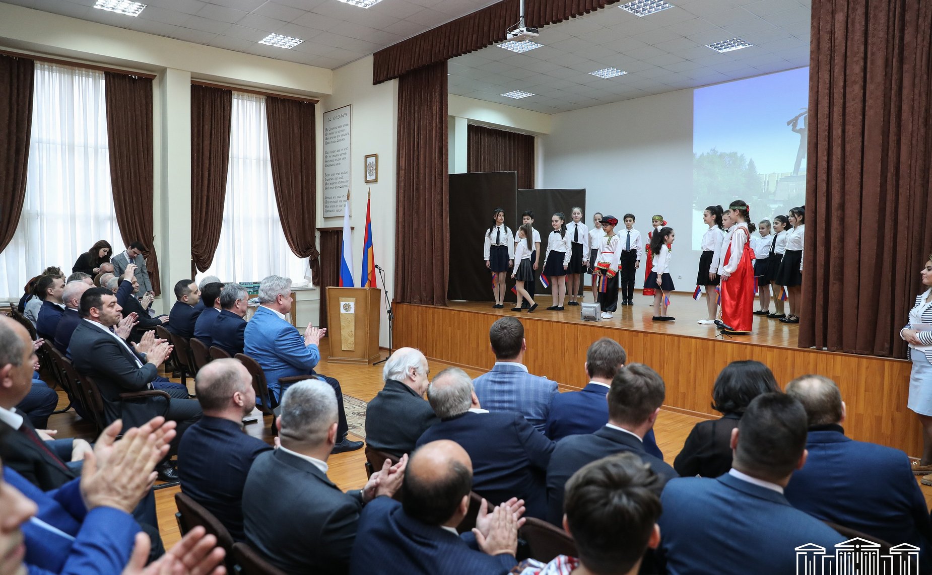 Российская делегация во главе с заместителем Председателя Совета Федерации Юрием Воробьевым передала более 1,5 тысяч учебников для трех армянских школ с обучением на русском языке