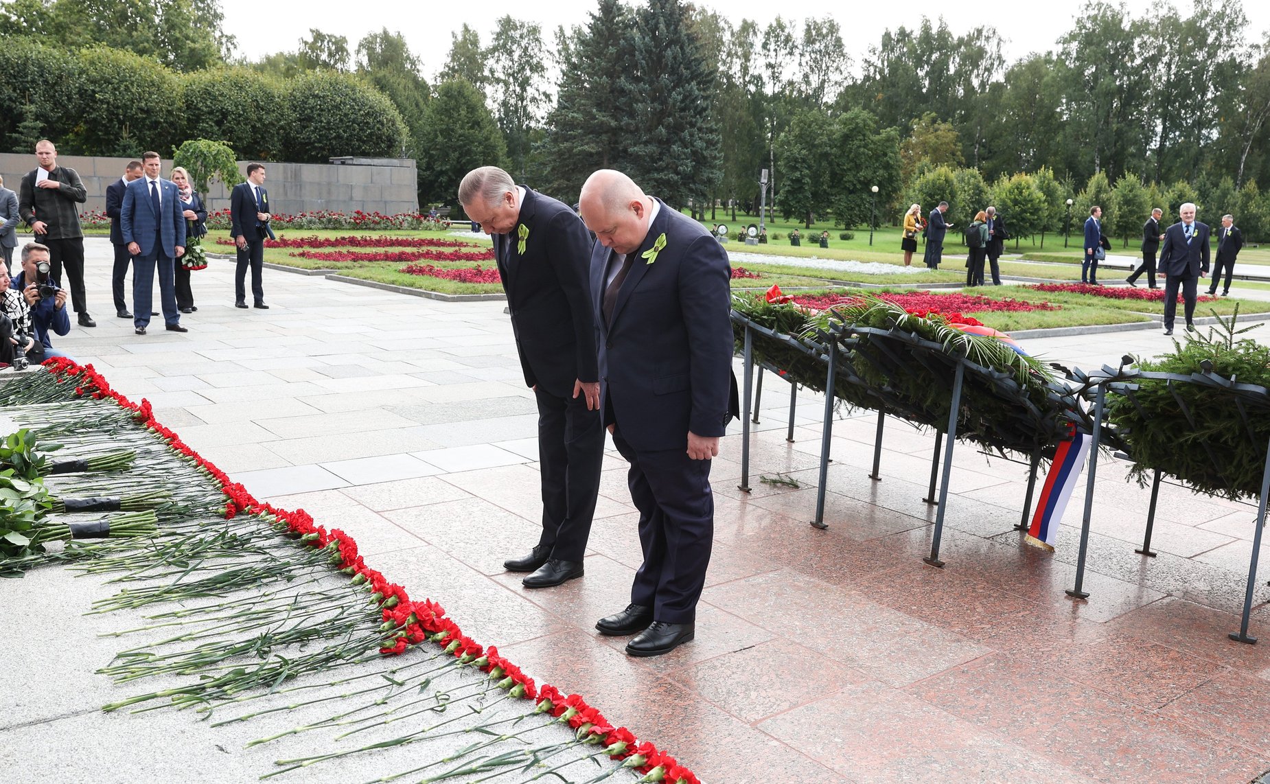 Валентина Матвиенко приняла участие в торжественно-траурной церемонии возложения венков и цветов к монументу «Мать-Родина» на Пискаревском мемориальном кладбище