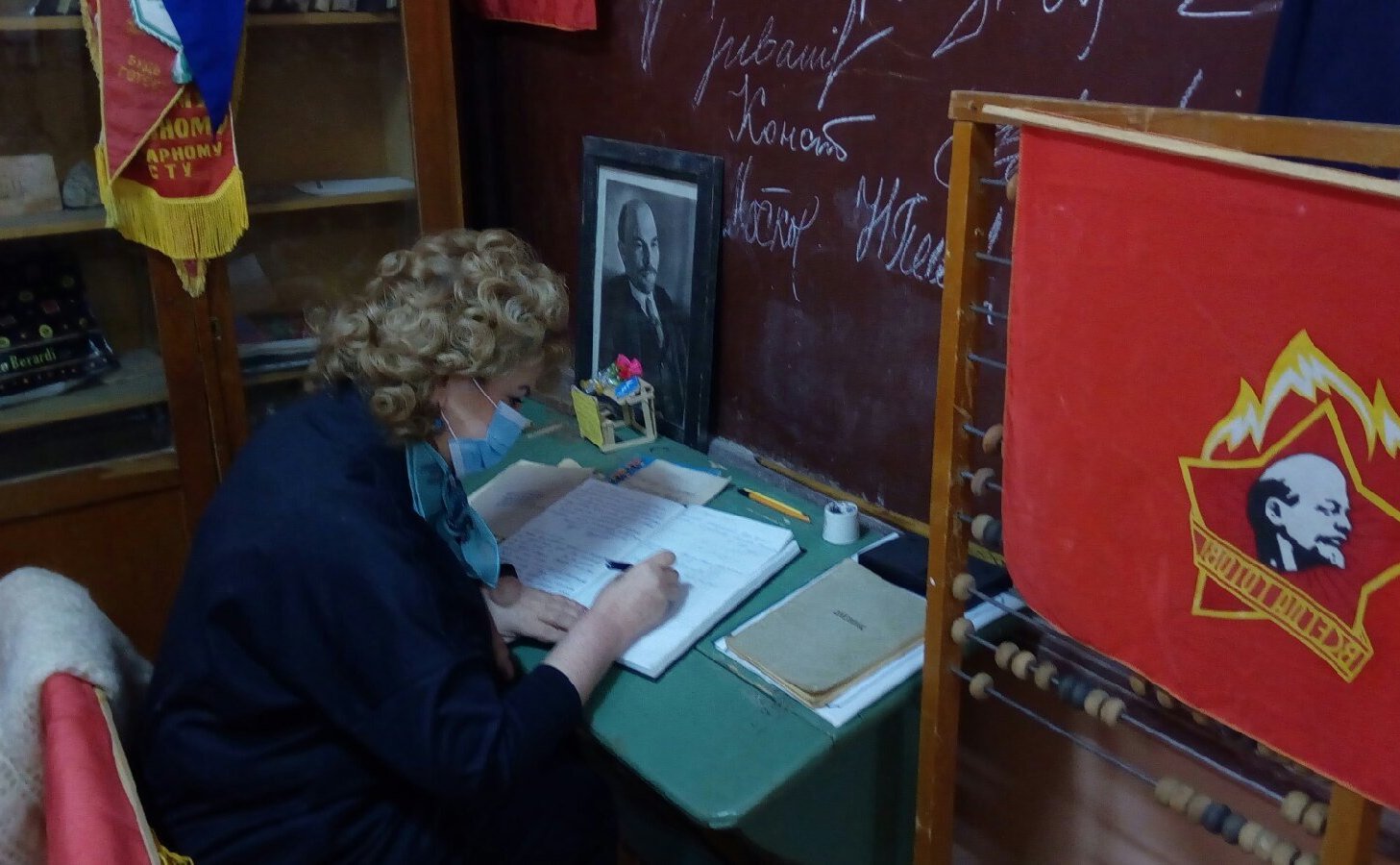 Нина Куликовских посетила Музей смоленской старины в средней школе № 3 поселка Верхнеднепровский Дорогобужского района