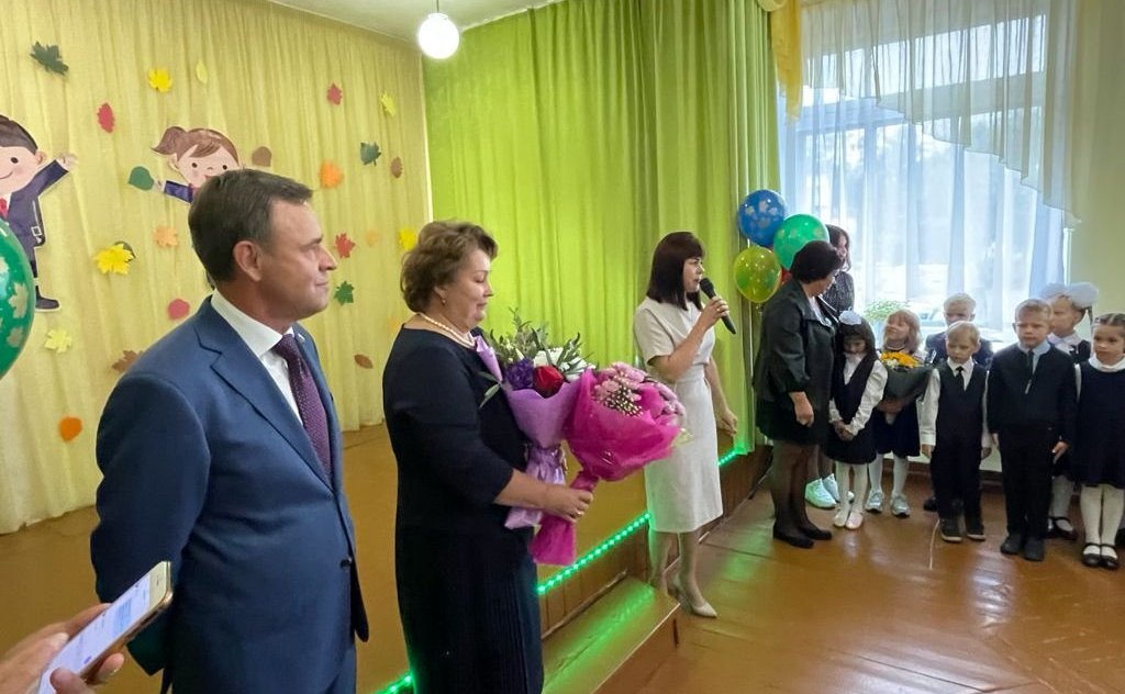 Виктор Новожилов поздравил учеников Вельской школы номер три с Днем знаний