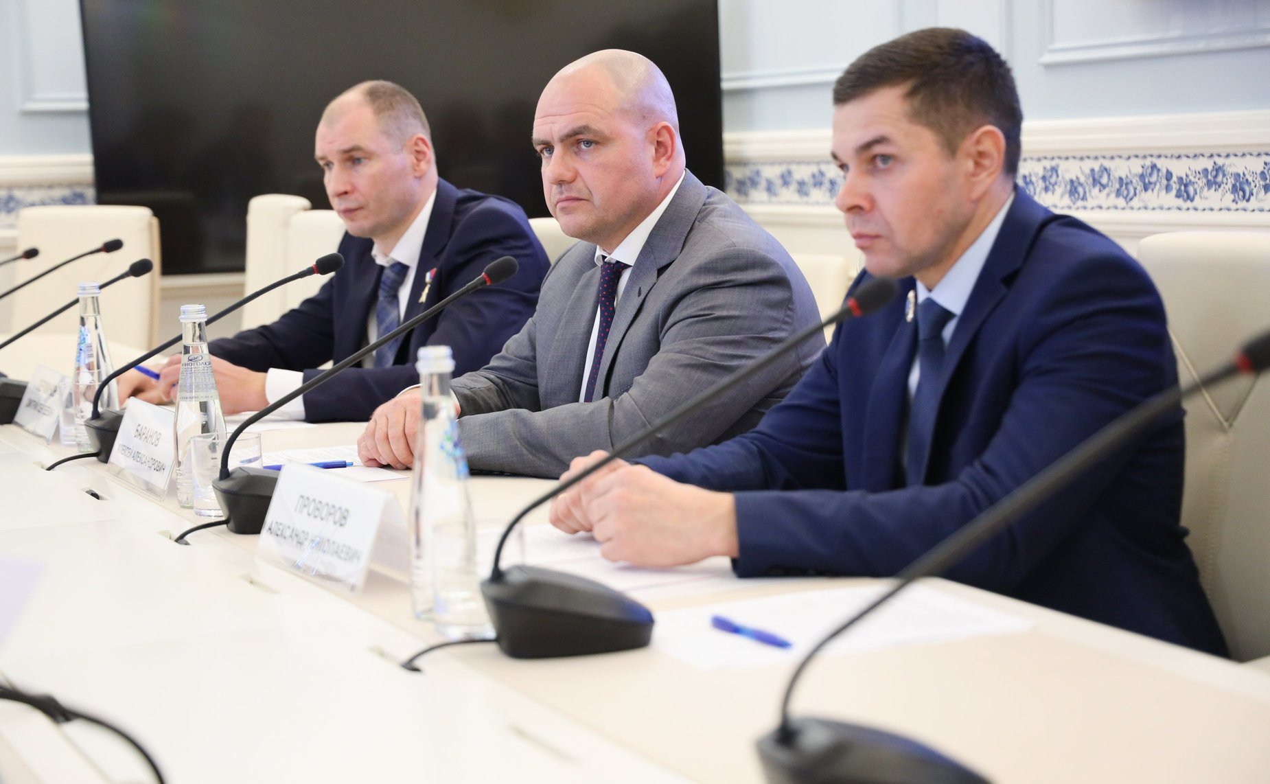 Дмитрий Василенко провел круглый стол, посвященный выставке о борьбе с нацизмом в годы Великой Отечественной войны и в наши дни