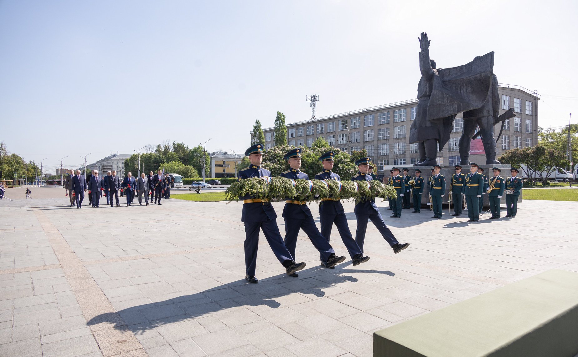 Сенаторы РФ приняли участие в возложении венка и цветов на Мемориальном комплексе «Три штыка»