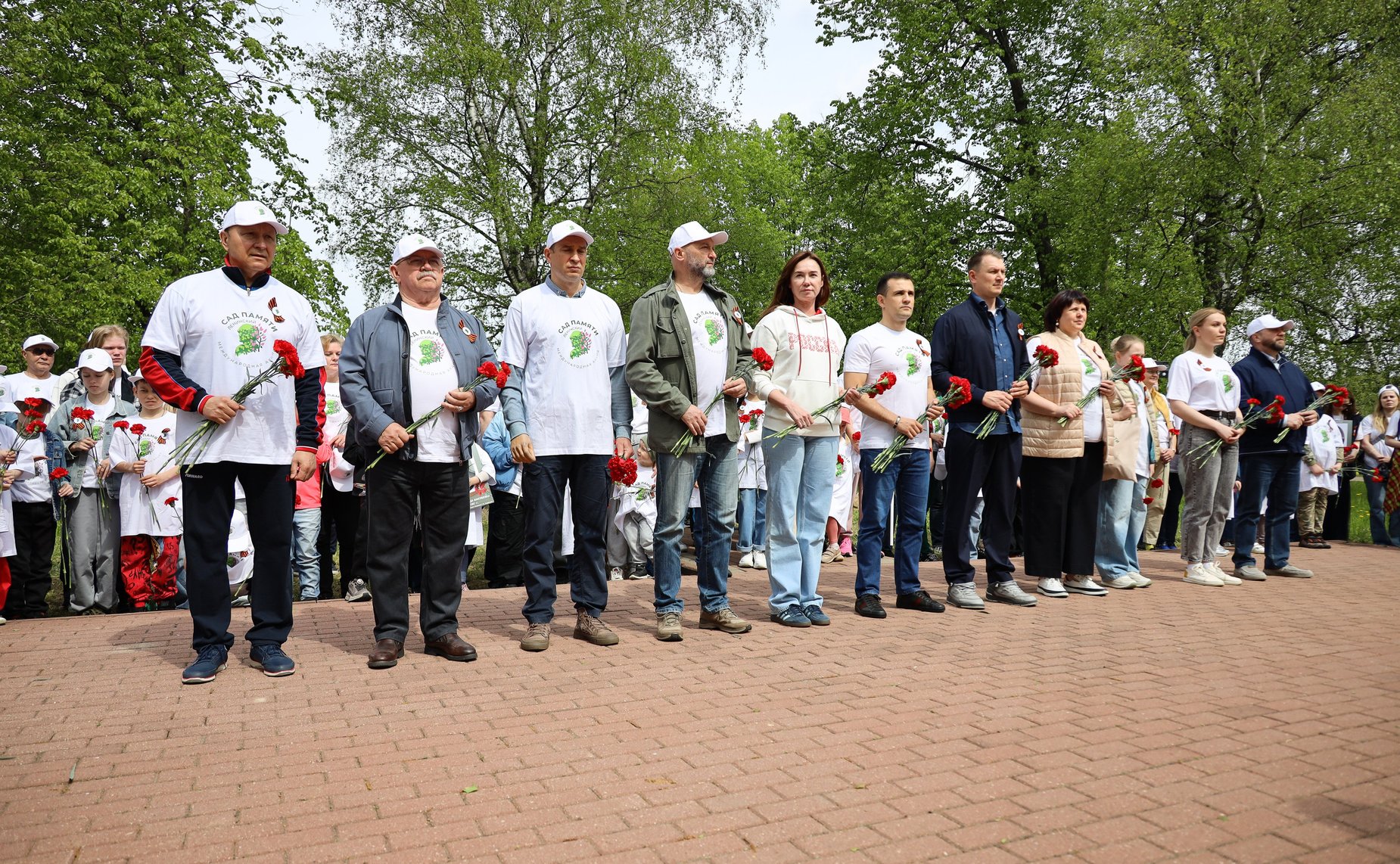 В Год защитника Отечества и 80-летия Победы в Великой Отечественной войне 1941–1945 годов сенаторы РФ и сотрудники Аппарата СФ провели акцию «Сад Памяти» — высадили 250 кустов сирени в музее-заповеднике «Горки Ленинские»