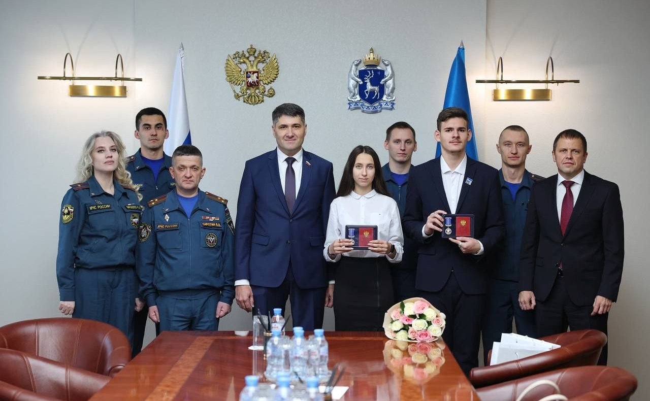 Владимир Пушкарёв наградил подростков из ЯНАО медалью Совета Федерации «За проявленное мужество»