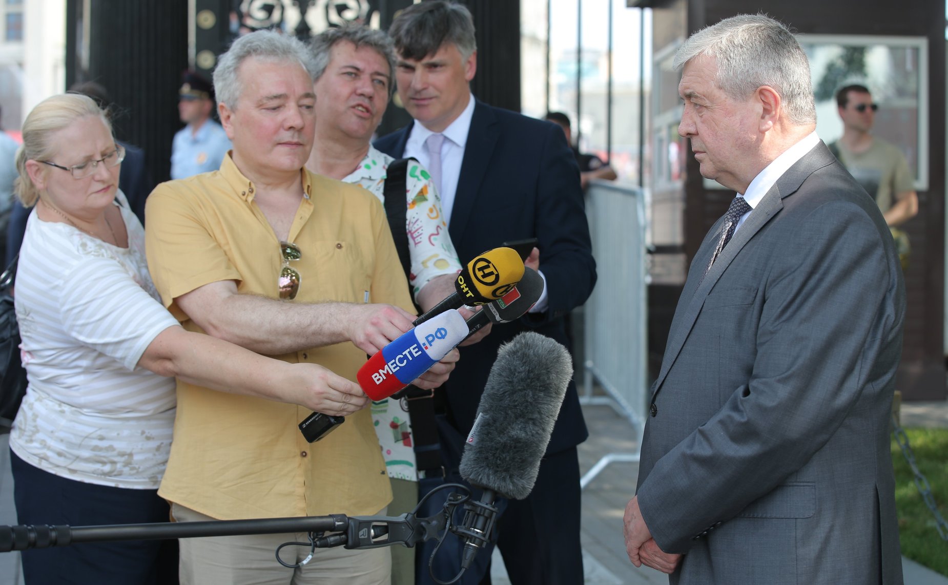 Участие сенаторов РФ в торжественной церемонии возложения венка от Посольства Республики Беларусь в РФ к Могиле неизвестного Солдата и цветов к мемориалам Город-Герой Минск и Брестская Крепость — Герой