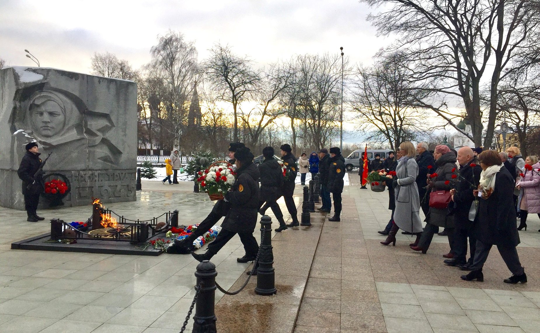Торжественная церемония возложения цветов и венков к памятнику-монументу «Вечный огонь» в честь боевой и трудовой славы ярославцев в годы Великой Отечественной войны 1941—1945 годов