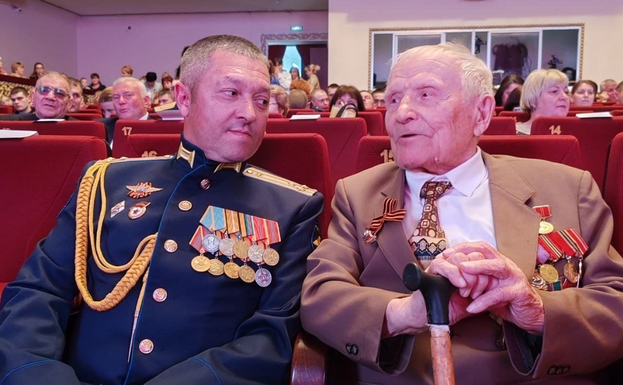 Александр Ролик встретился с ветеранами Великой Отечественной войны и принял участие в возложении венков к Вечному огню мемориала «Боевая слава Тихоокеанского флота»