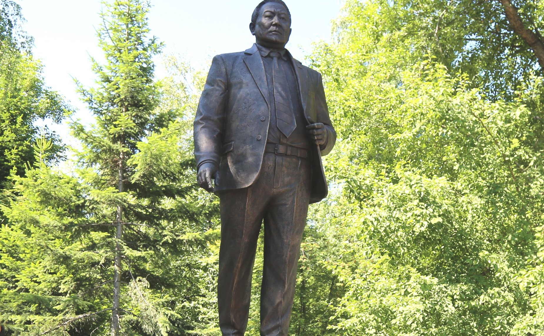 Открытие памятника первому главе Республики — председателю Горно-Алтайского облисполкома, председателю Государственного Собрания – Эл Курултай Валерию Чаптынову