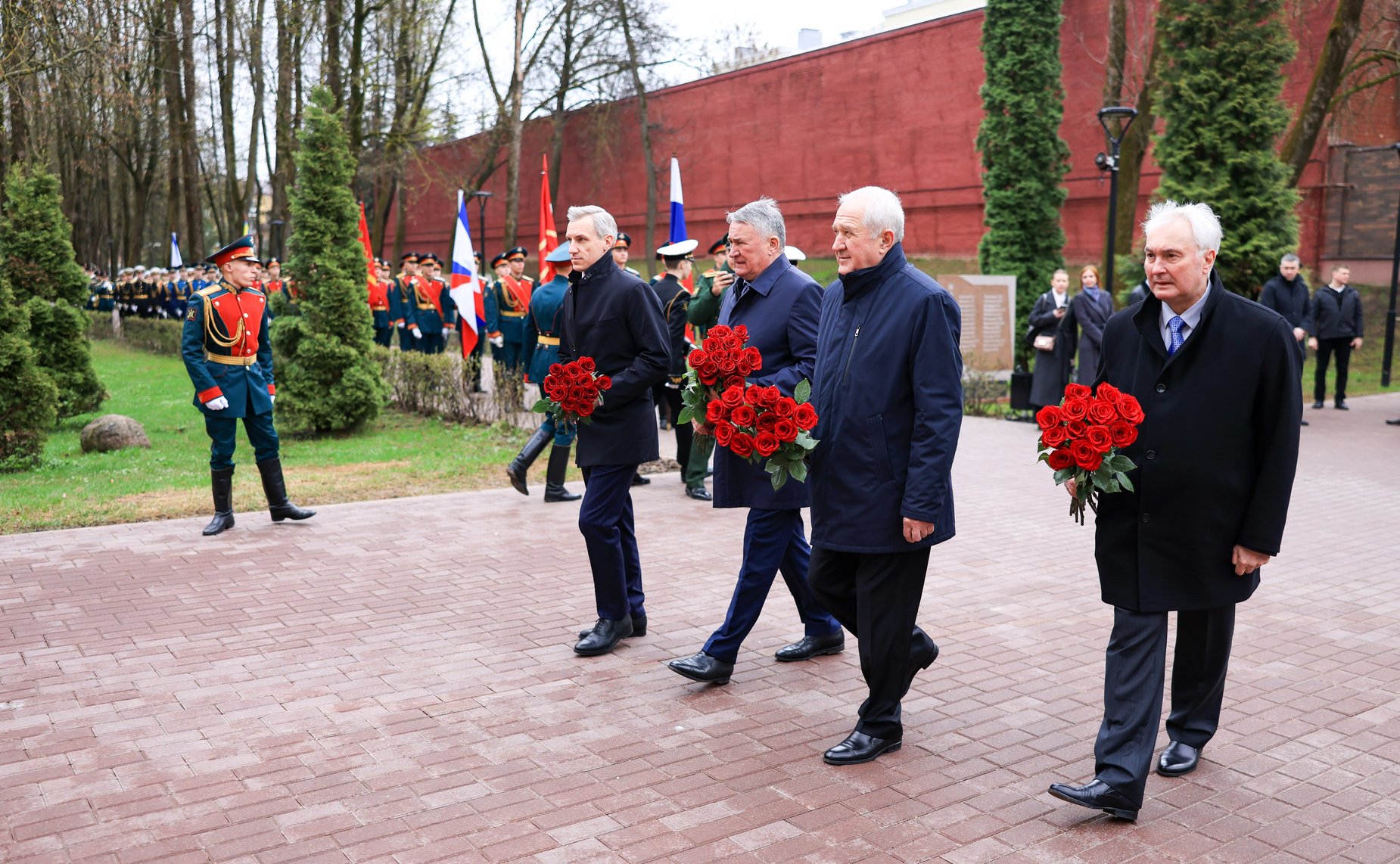 Сенаторы возложили цветы к Вечному огню в Сквере Памяти Героев в Смоленске