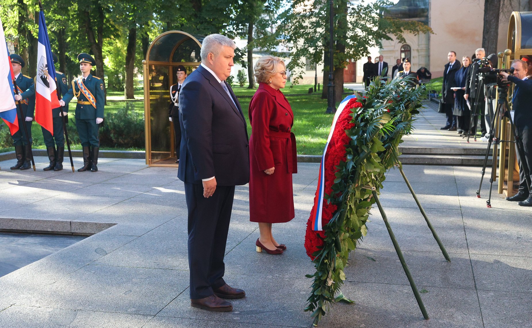 Председатель Совета Федерации Валентина Матвиенко и врио губернатора Новгородской области Александр Дронов возложили венки к Мемориалу «Вечный огонь славы»