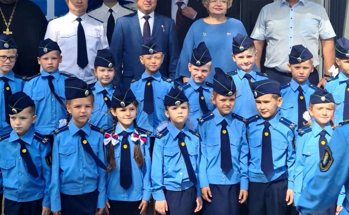 Оксана Хлякина приняла участие в праздновании Дня знаний и поздравила учеников средней общеобразовательной школы с. Сенцово Липецкого района Липецкой области с началом нового учебного года