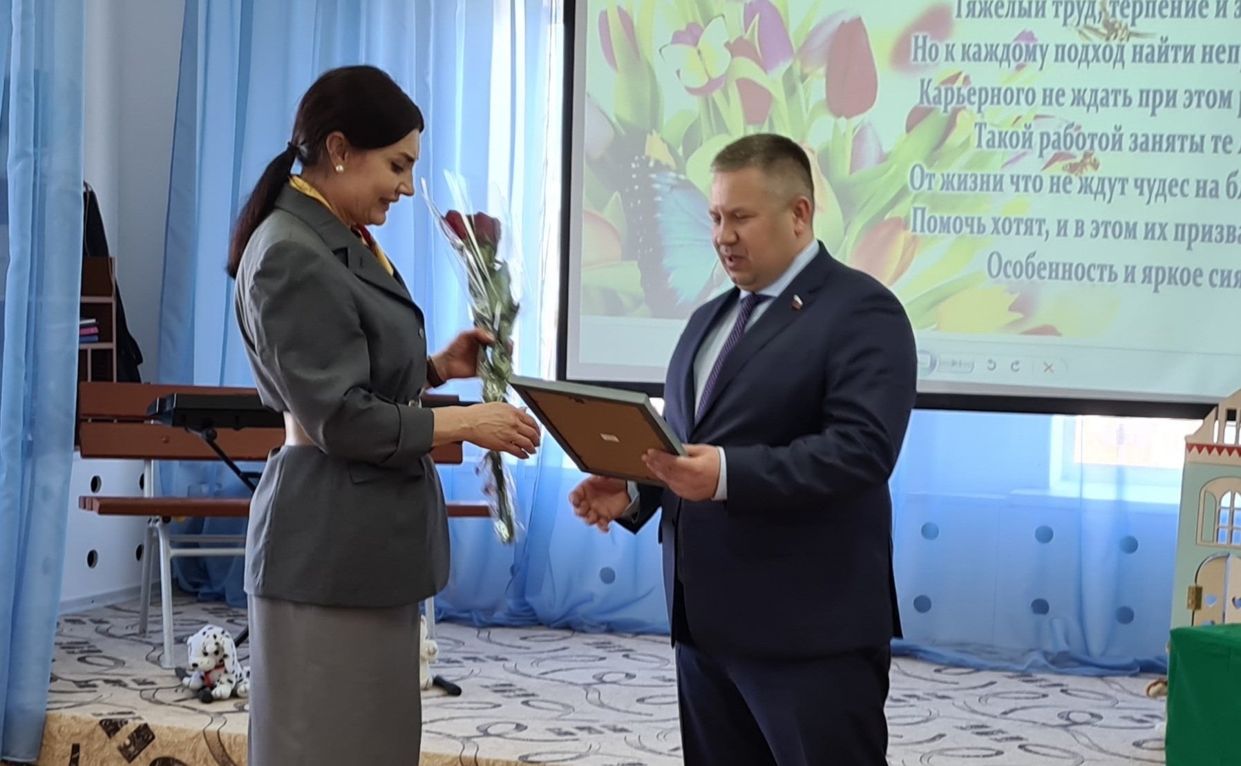 Денис Гусев поздравил работников социальной сферы Ненецкого АО с профессиональным праздником
