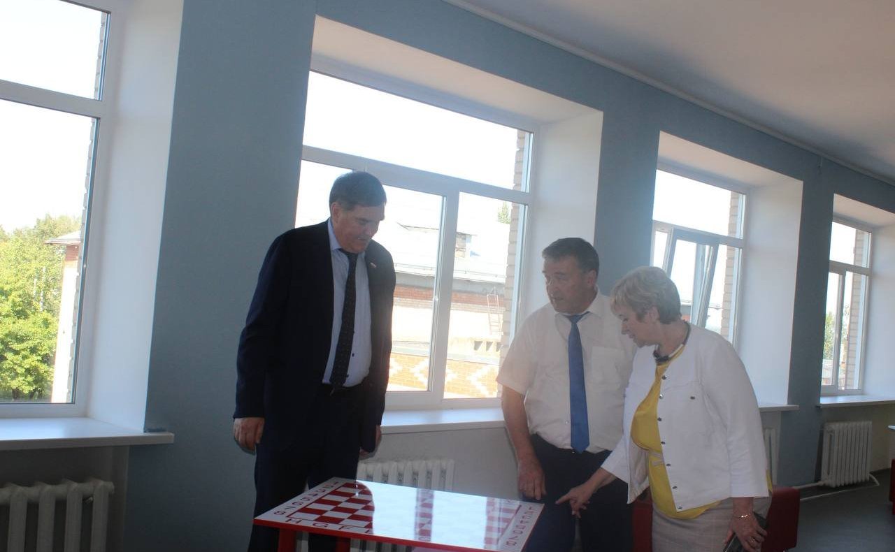 Александр Савин посетил общеобразовательную школу в с. Трубино после завершения в ней капитального ремонта