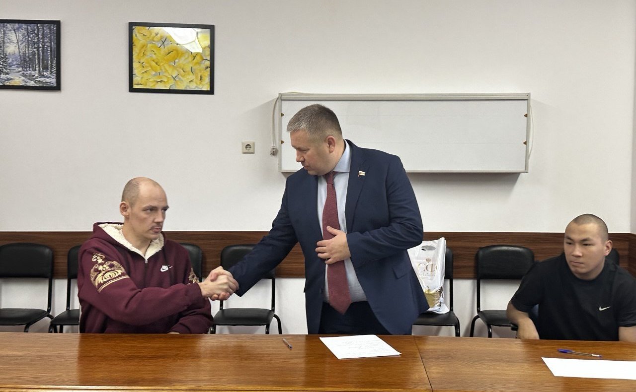 Денис Гусев навестил в госпитале участников СВО из Ненецкого автономного округа