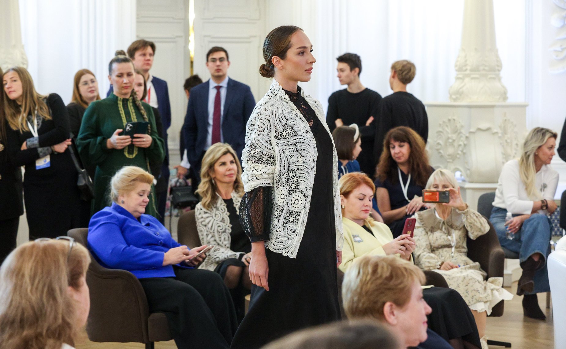 Модный показ «Елецкие кружева». Международный форум «Женщины за сохранение традиций»