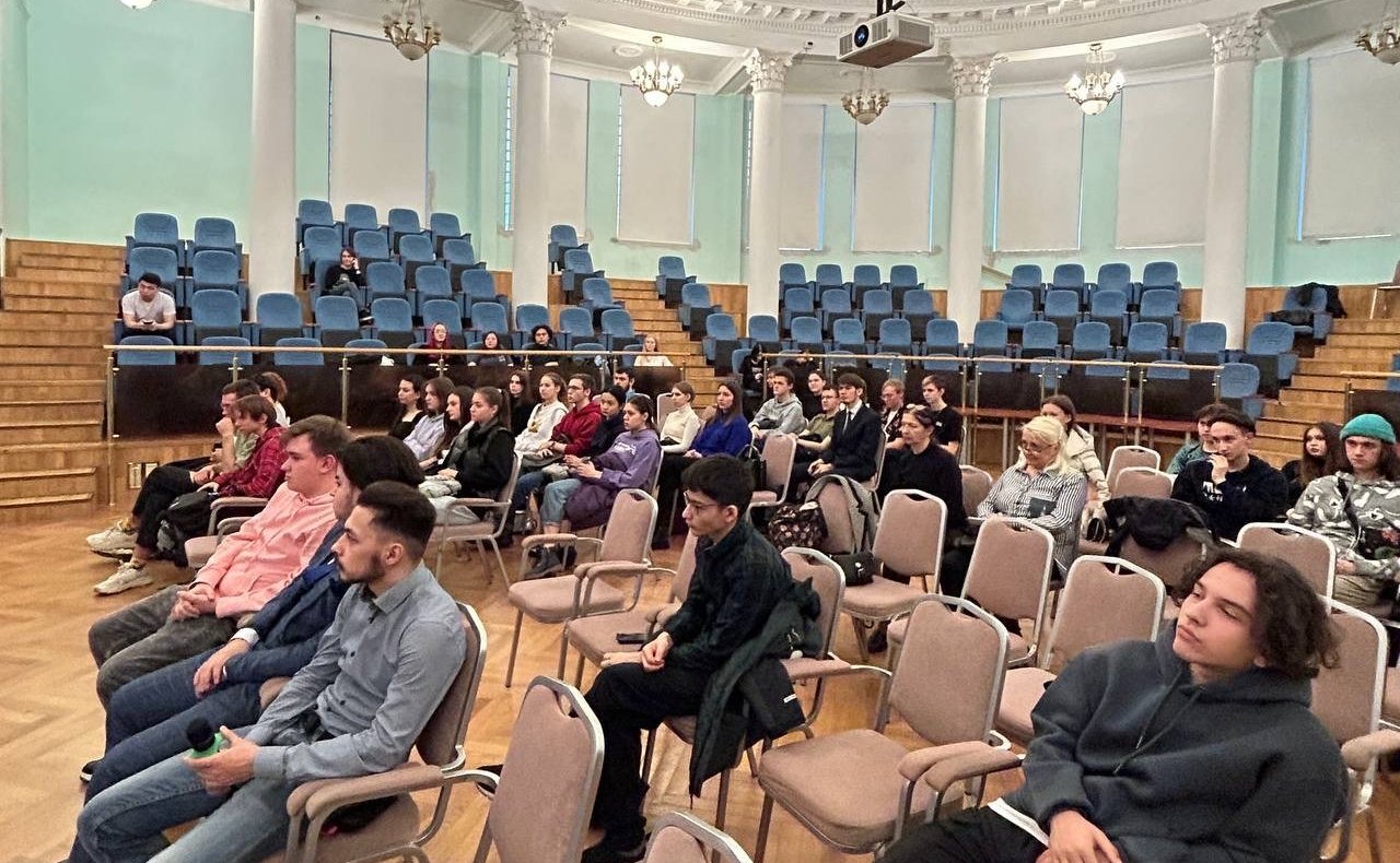 Айрат Гибатдинов встретился со студентами Московского международного университета