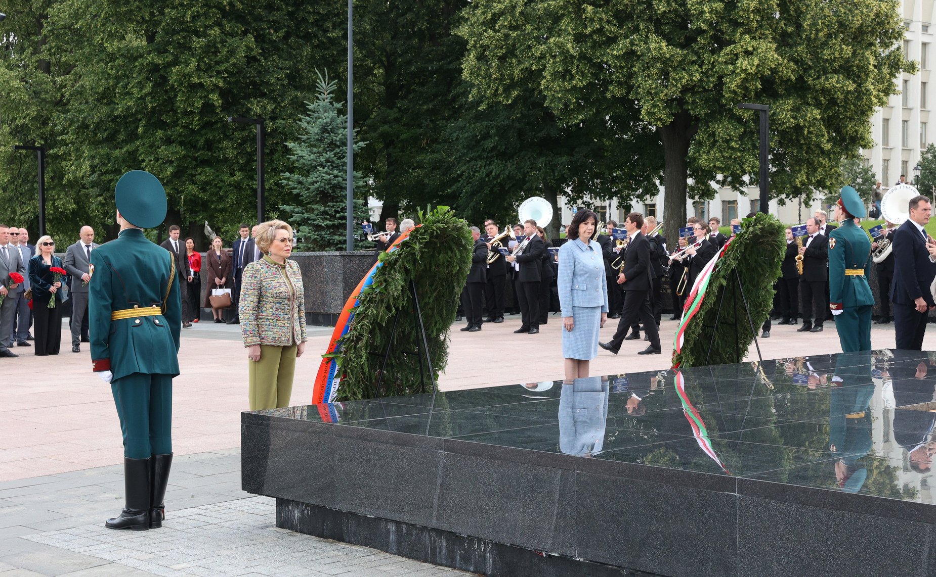 Церемония возложения венков к Вечному огню