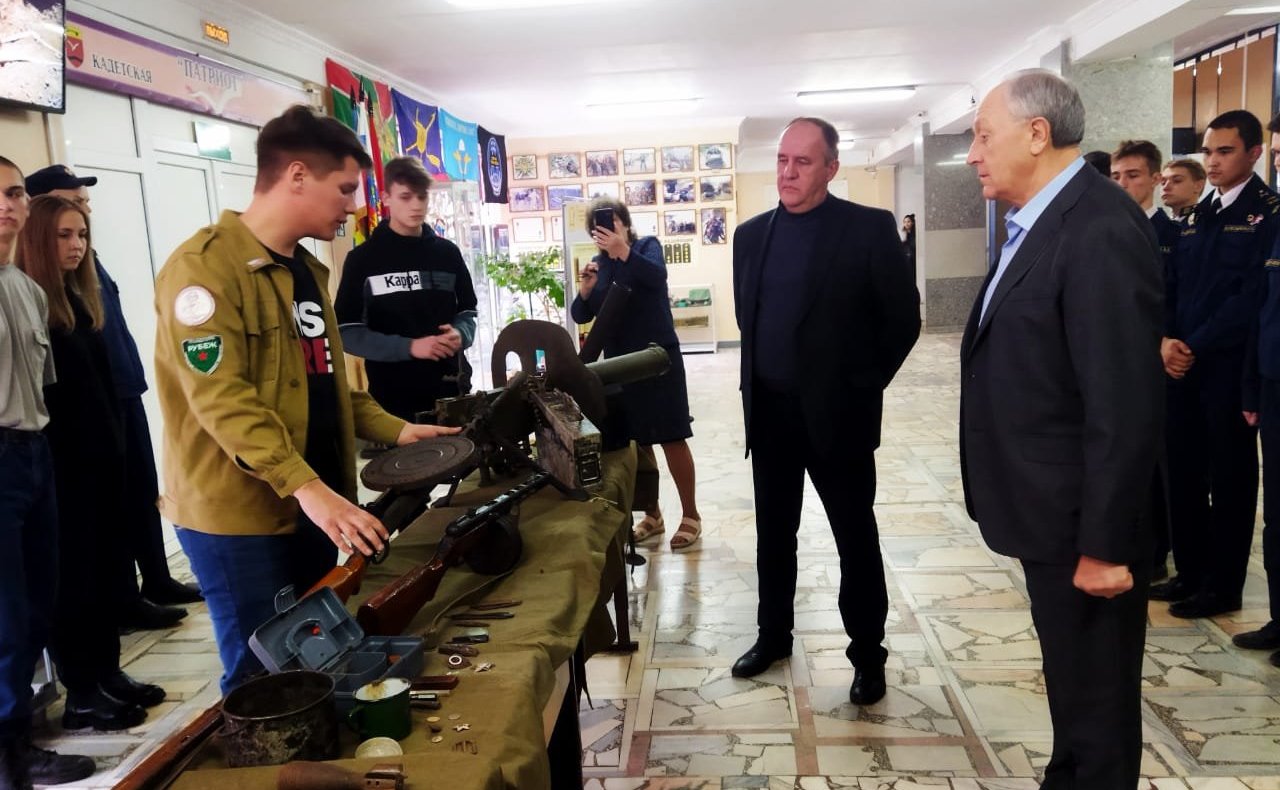 Валерий Радаев в ходе поездки в регион посетил энгельсскую школу «Патриот» с кадетскими классами имени Героя РФ Ю.М. Дейнеко и встретился с поисковиками из отряда «Память» и учащимися старших классов