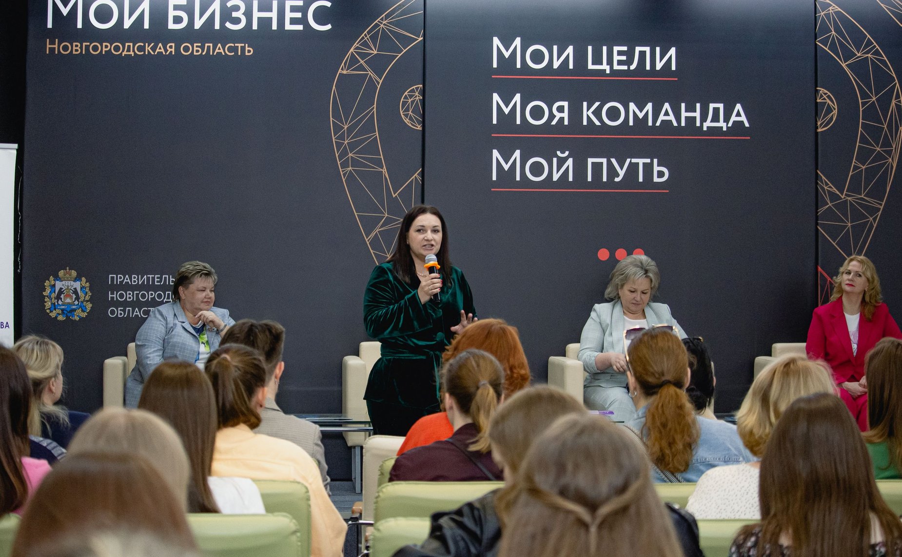 Елена Писарева в ходе поездки в регион приняла участие в экономическом форуме «Грани женского лидерства»