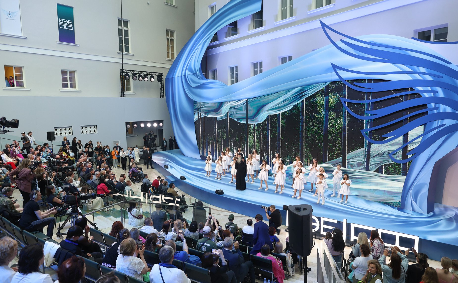 XXVIII Петербургский международный экономический форум (ПМЭФ’25). Показ международного конкурса адаптивной моды «На крыльях»