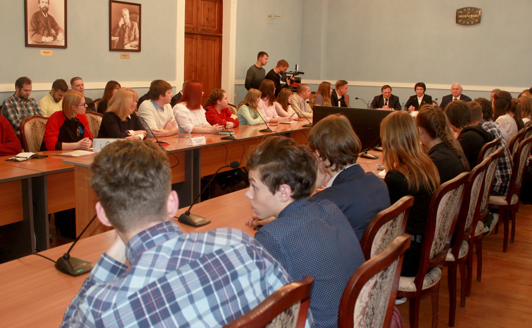Николай Тихомиров провел заседание Молодежного дискуссионного клуба города Череповца