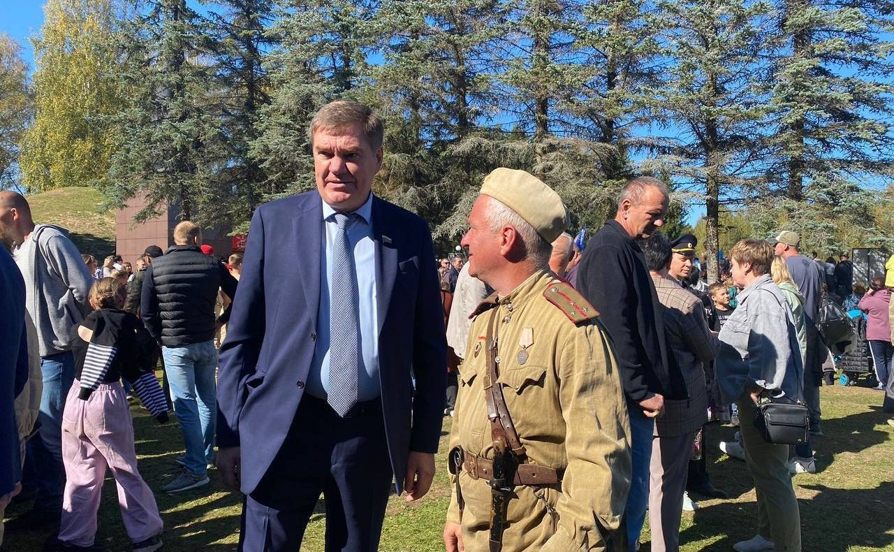 Анатолий Артамонов и Александр Савин посетили мемориальный комплекс «Безымянная высота» в Куйбышевском районе Калужской области