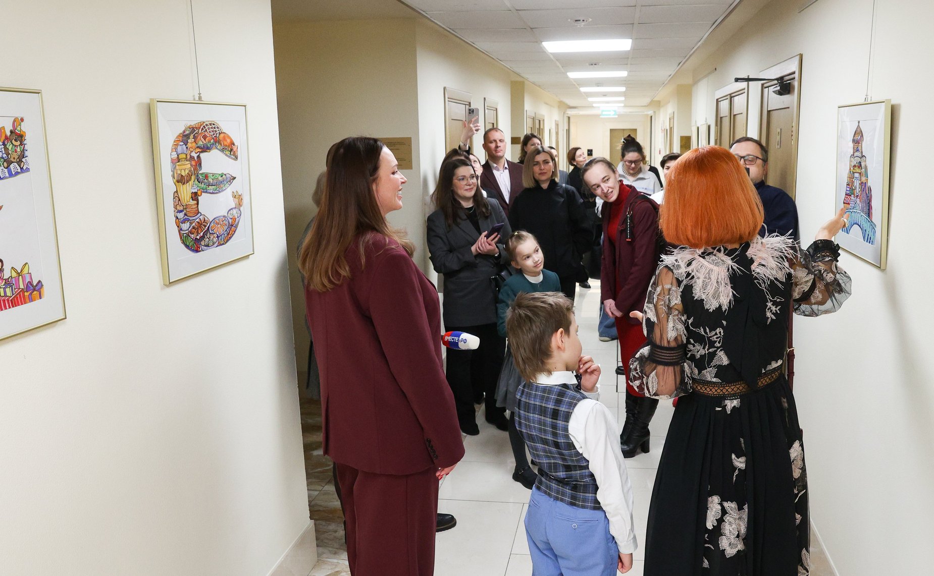 Церемония открытия выставки работ художника из Нижнего Новгорода А. Клейнер, наставника победителя Всероссийского конкурса детского рисунка «Жизнь, деленная на граммы»