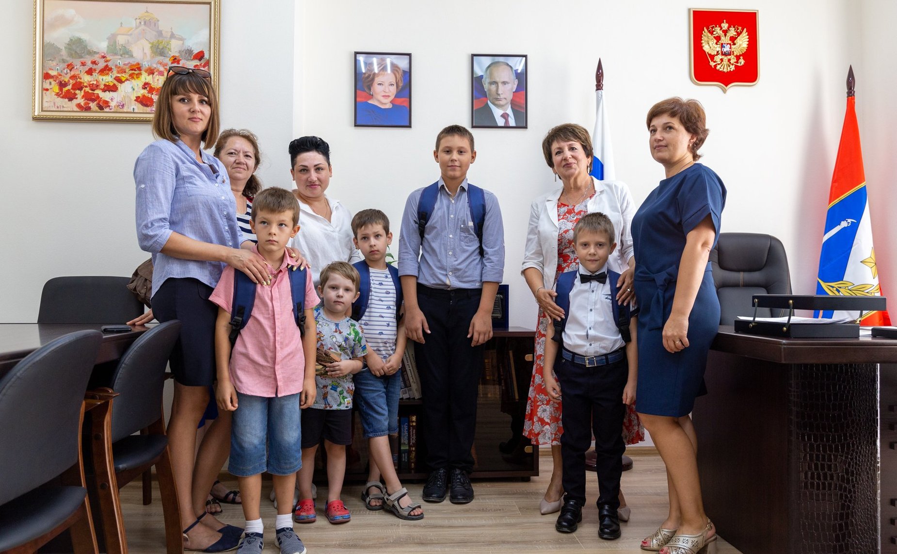 Екатерина Алтабаева в рамках Всероссийской акции «Собери ребёнка в школу» вручила детям севастопольских семей ранцы, школьные принадлежности и книги