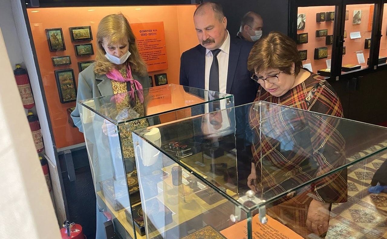 Ольга Хохлова в ходе рабочей поездки в регион посетила центр народных промыслов — поселок Мстёра Вязниковского района