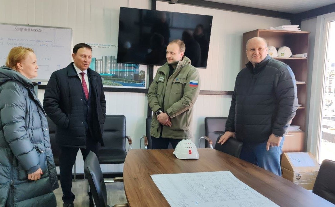 Александр Ролик в ходе региональной недели побывал на строящихся объектах пилотной площадки Инновационного научно-технологического центра «Русский» (ИНТЦ)