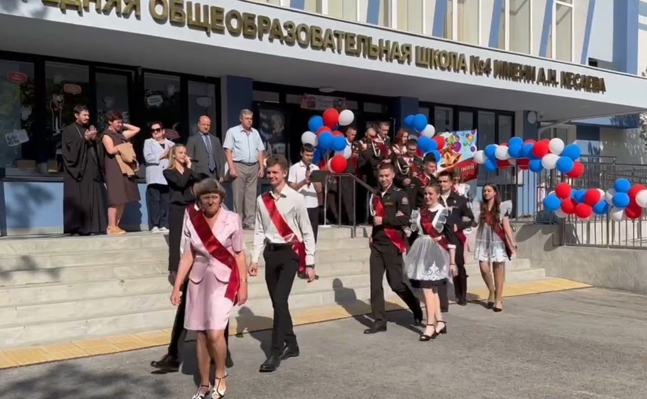 Лариса Мельник, поздравила севастопольских выпускников с последним звонком