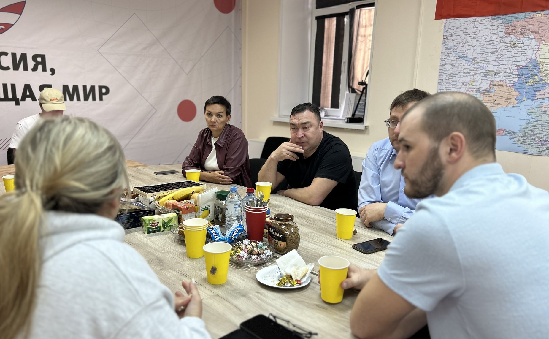 Александр Новьюхов в ходе поездки в регион посетил пункт сбора помощи югорчанам, принимающим участие в специальной военной операции