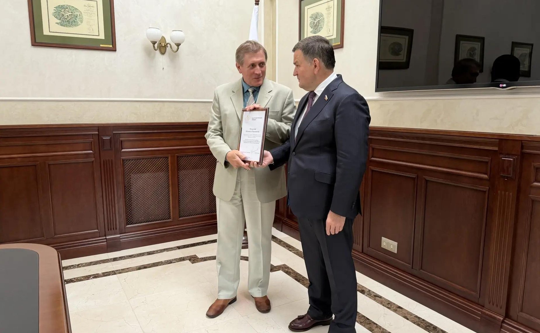 Сергей Перминов в ходе региональной недели вручил землякам награды СФ
