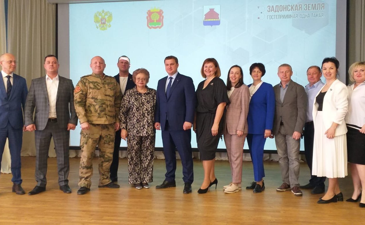 Оксана Хлякина в ходе поездки в регион провела заседание, на котором обсудили создание лучших условий для семейного туризма в районе, организацию семейного отдыха