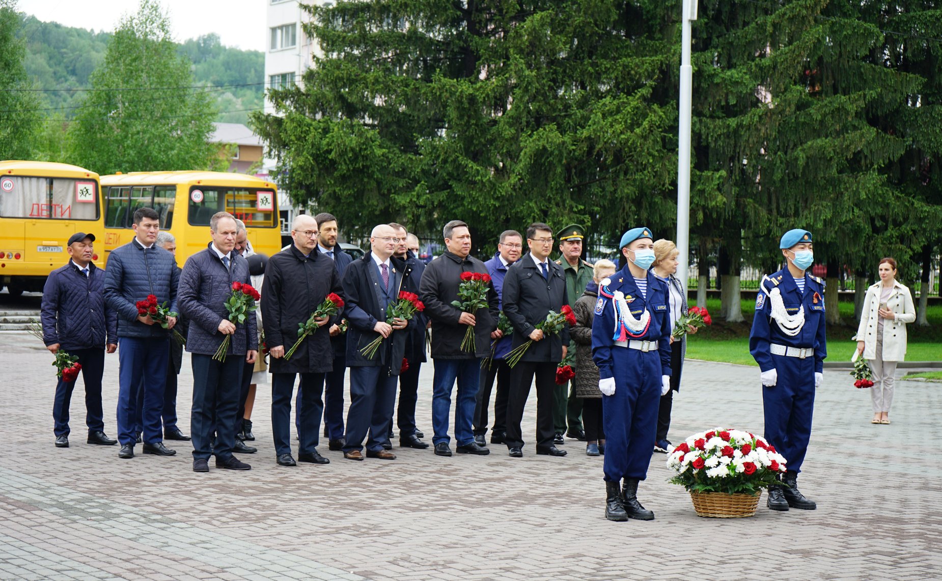 Сенаторы приняли участие в церемонии возложения цветов к Вечному огню на мемориальном комплексе «Парк Победы» в городе Горно-Алтайске, а также к памятнику воинам-землякам, погибшим в локальных войнах и вооруженных конфликтах