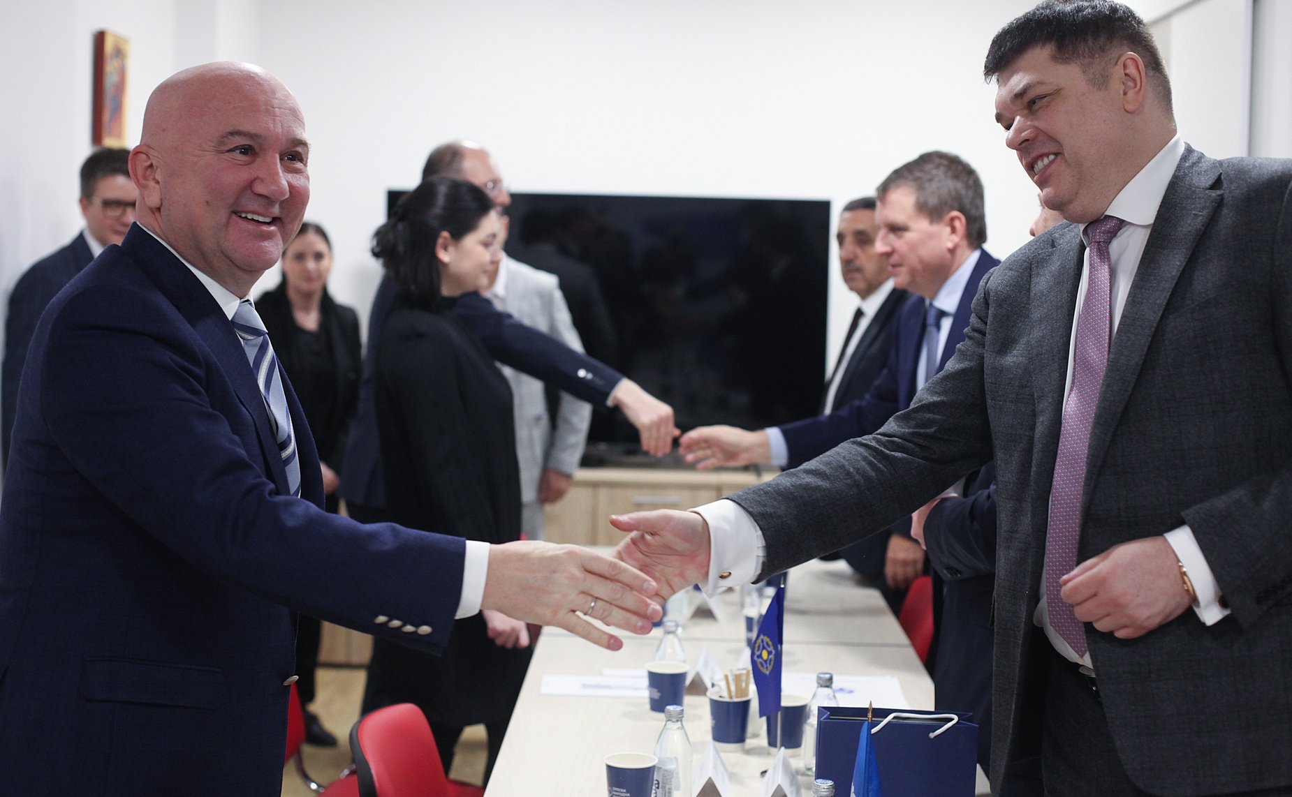 Сенаторы РФ приняли участие в наблюдении за парламентскими выборами в Сербии