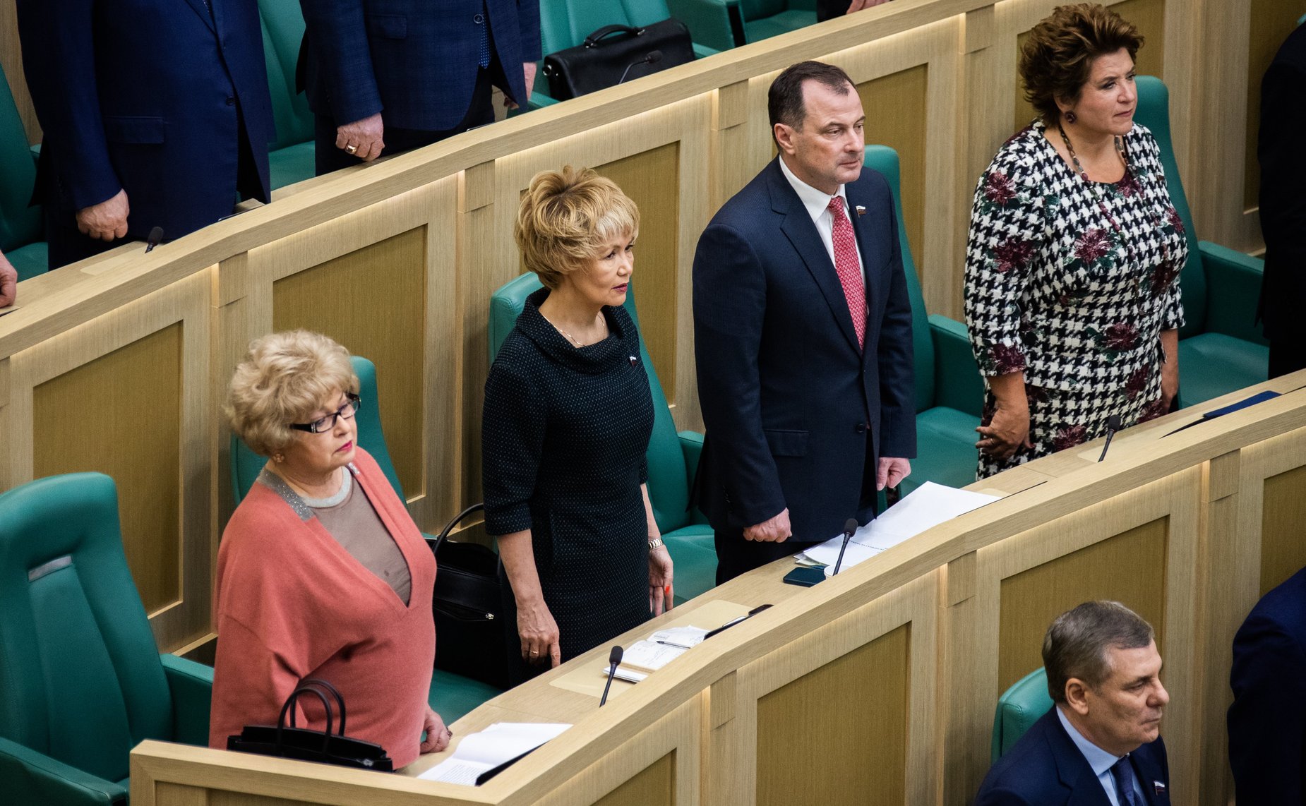 Сенаторы слушают гимн России перед началом 477-го заседания Совета Федерации