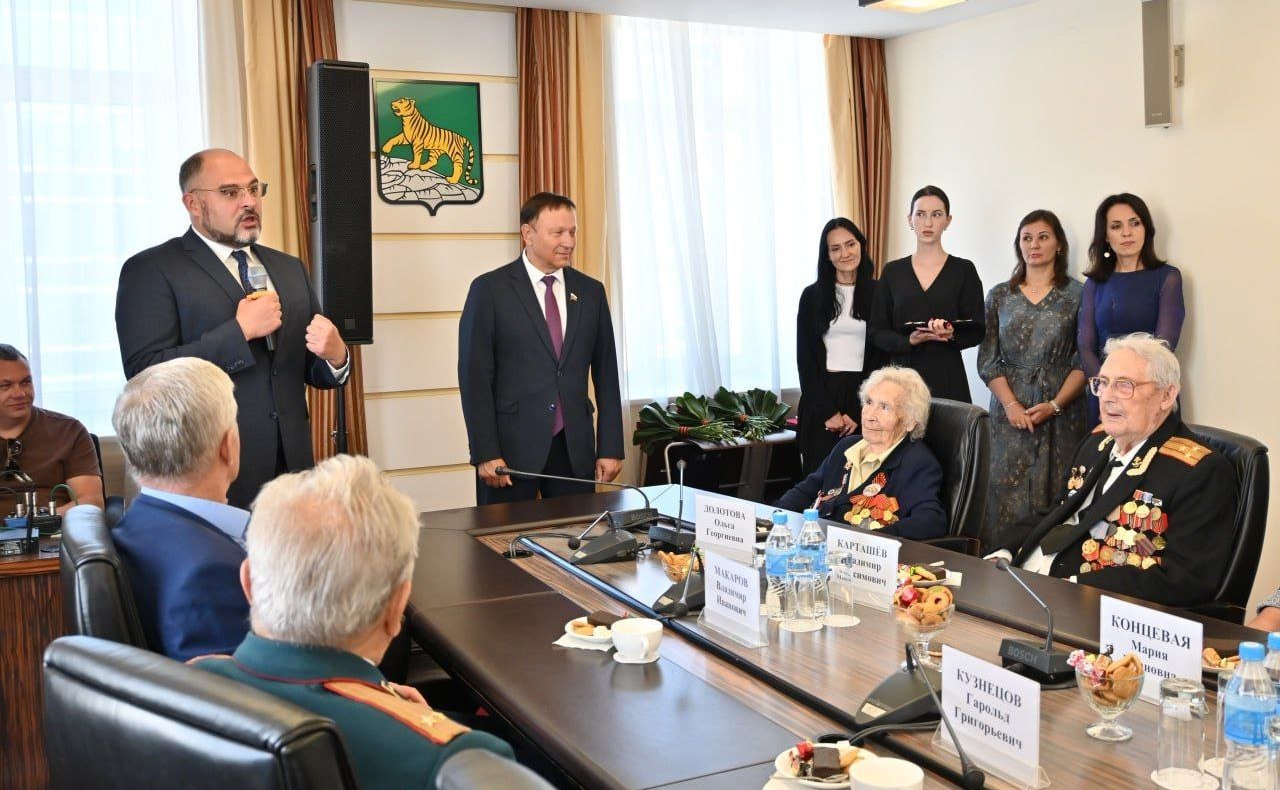 Александр Ролик совместно с главой Владивостока Константином Шестаковым провел встречу с проживающими в столице Приморья ветеранами — участниками боев с милитаристской Японией в августе-сентябре 1945 года