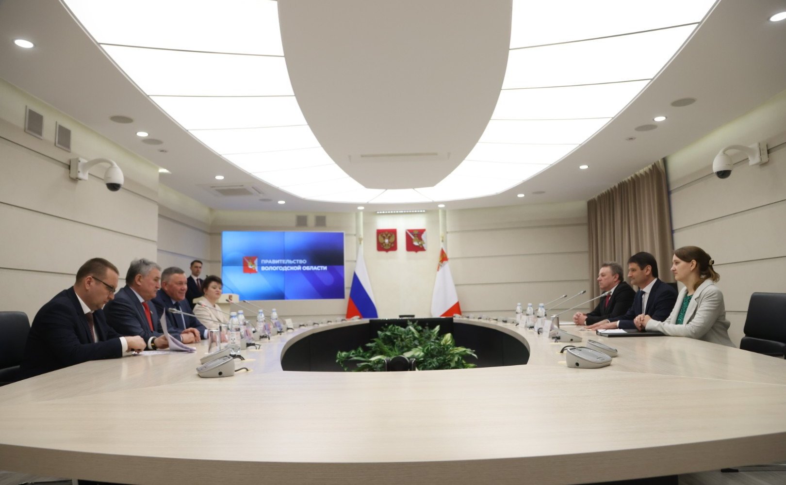 Заместитель Председателя Совета Федерации Юрий Воробьев и губернатор региона Олег Кувшинников приняли участие в церемонии подписания контракта на строительство детского сада в туристической жемчужине Вологодчины городе Кириллове