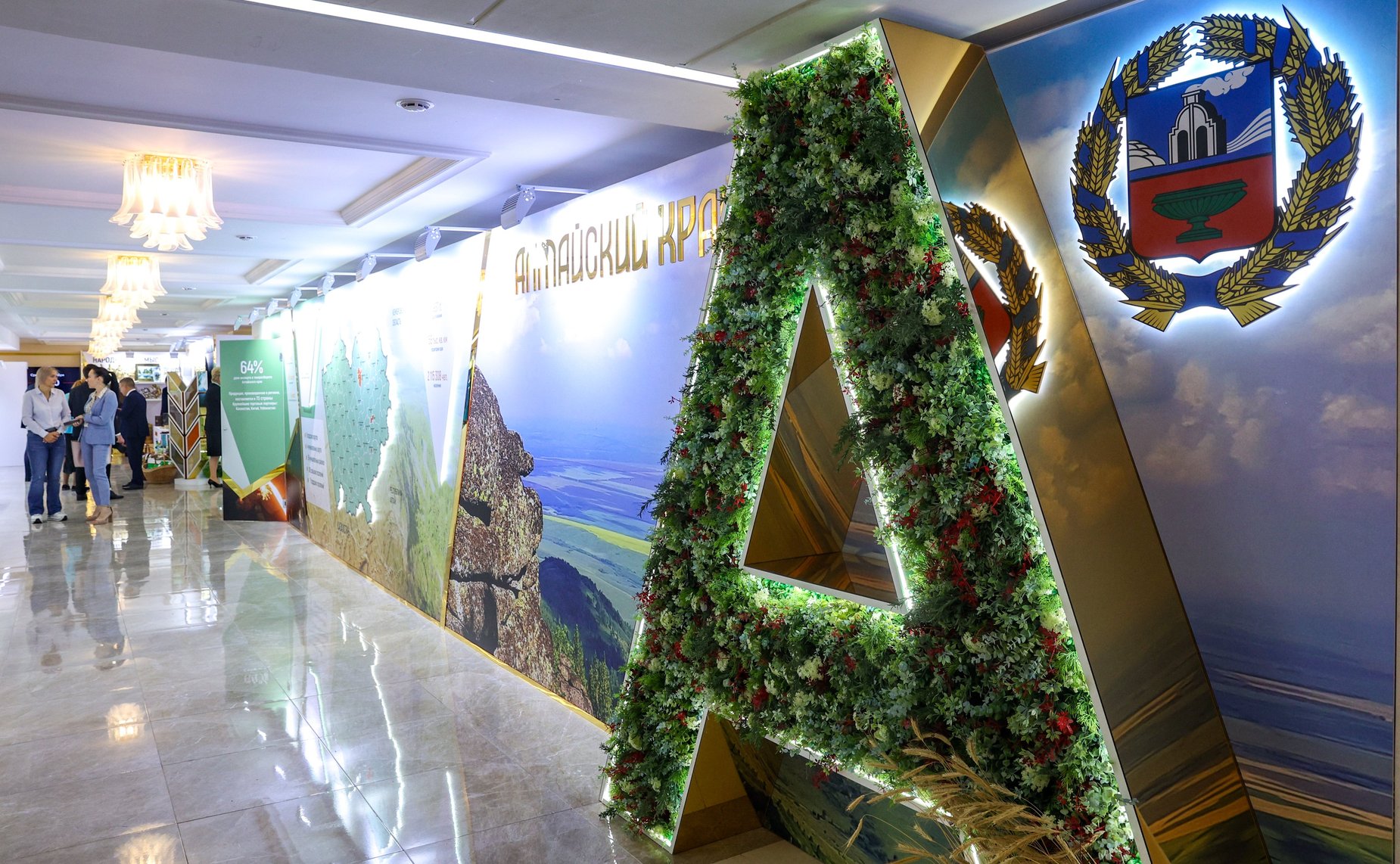 Валентина Матвиенко и Виктор Томенко осмотрели выставку, посвященную истории и перспективным направлениям развития Алтайского края