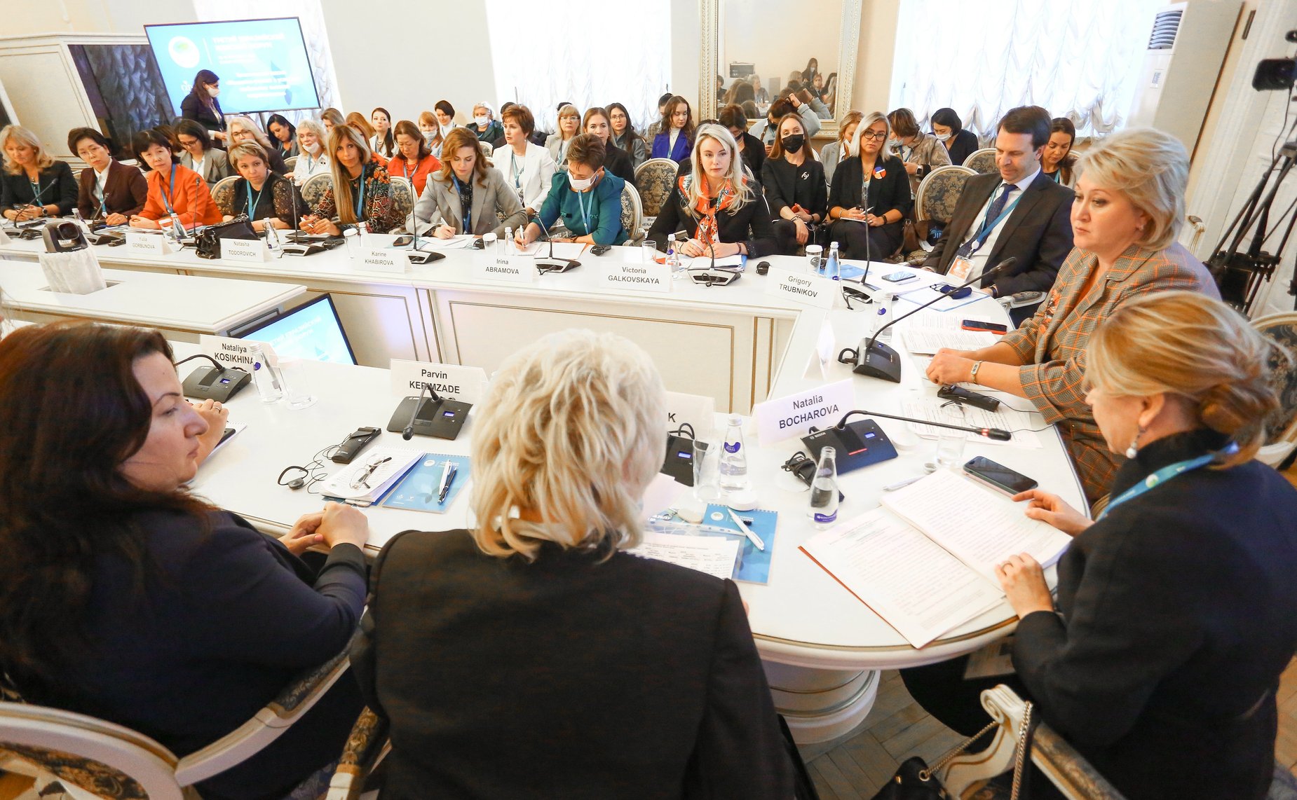 Заседание тематической сессии «Женщины-ученые и глобальные вызовы современности»