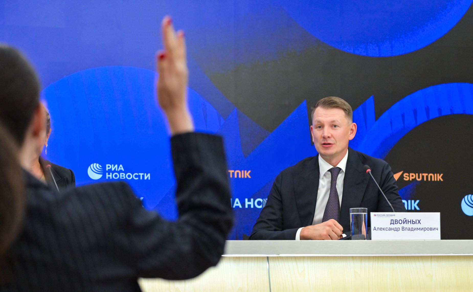 Пресс-конференция председателя Комитета СФ по аграрно-продовольственной политике и природопользованию Александра Двойных по итогам работы в период весенней сессии